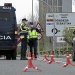 Policías nacionales en un control en Irún