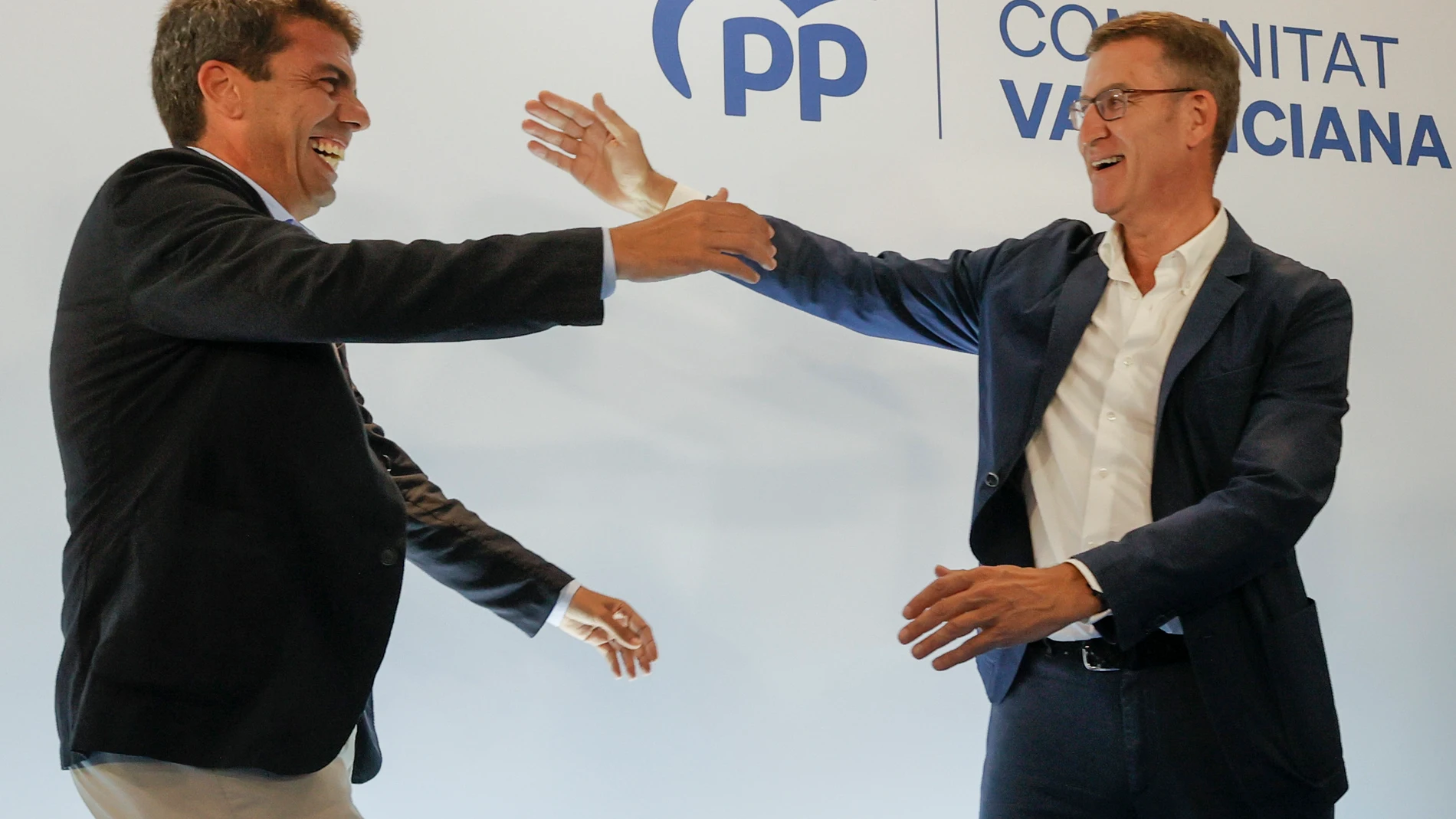El presidente del Partido Popular, Alberto Núñez Feijóo (d) y el candidato a la Presidencia de la Generalitat, Carlos Mazón, participan este miércoles en la Junta Directiva del PP de la Comunidad Valenciana
