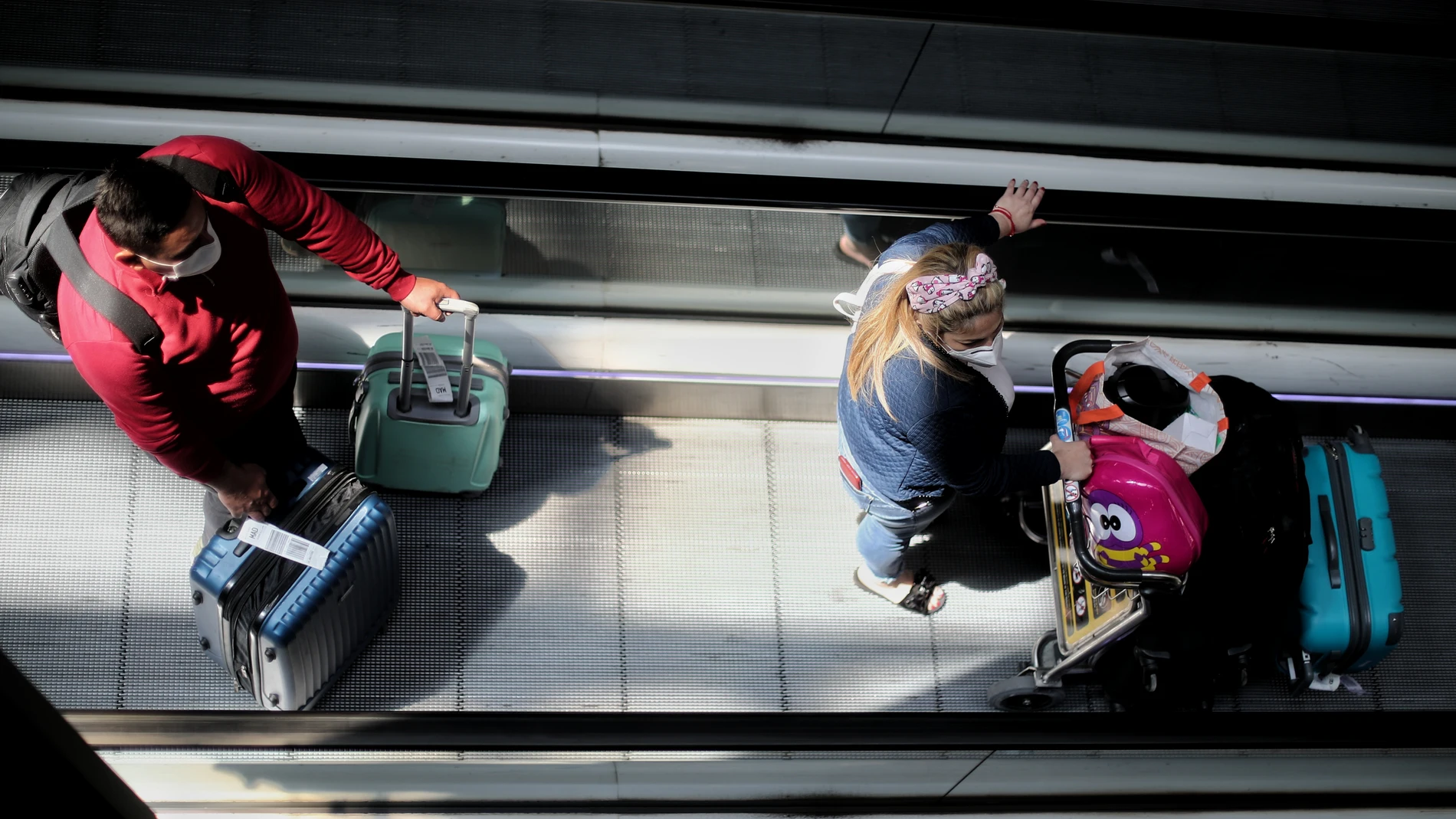 Consumo investiga a siente aerolíneas de bajo coste por su política de equipajes de mano y asientos