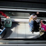 Consumo investiga a siente aerolíneas de bajo coste por su política de equipajes de mano y asientos