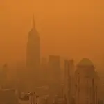 El cielo Nueva York permanece parcialmente cubierto por una neblina de color naranja