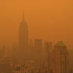 El cielo Nueva York permanece parcialmente cubierto por una neblina de color naranja