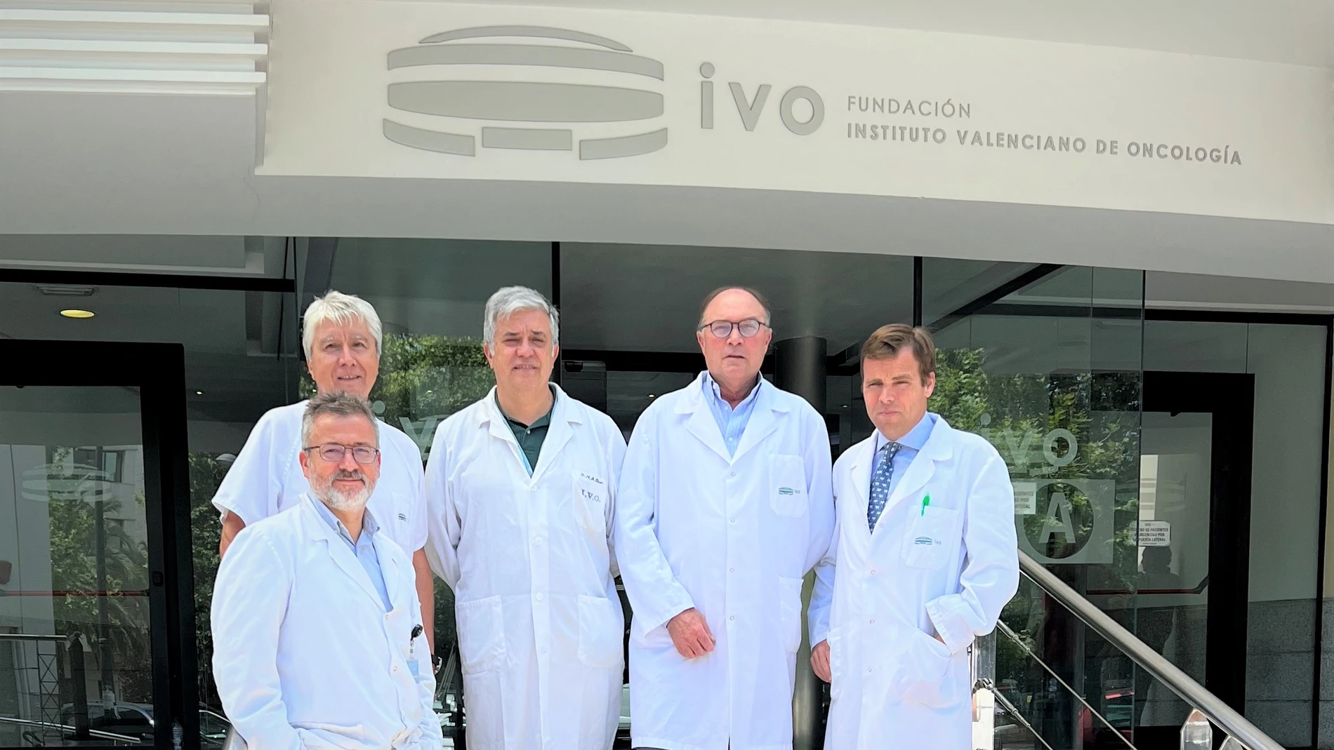 De izquierda a derecha, los doctores Arribas, Climent, Casanova, Ramírez y López Guerrero