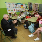 El padre Nicolás Castellanos, conversa con los alumnos de 4º de Primaria del colegio Blas Sierra que han recaudado 800 euros para la labor social que desarrolla en Santa Cruz de la Sierra (Bolivia)