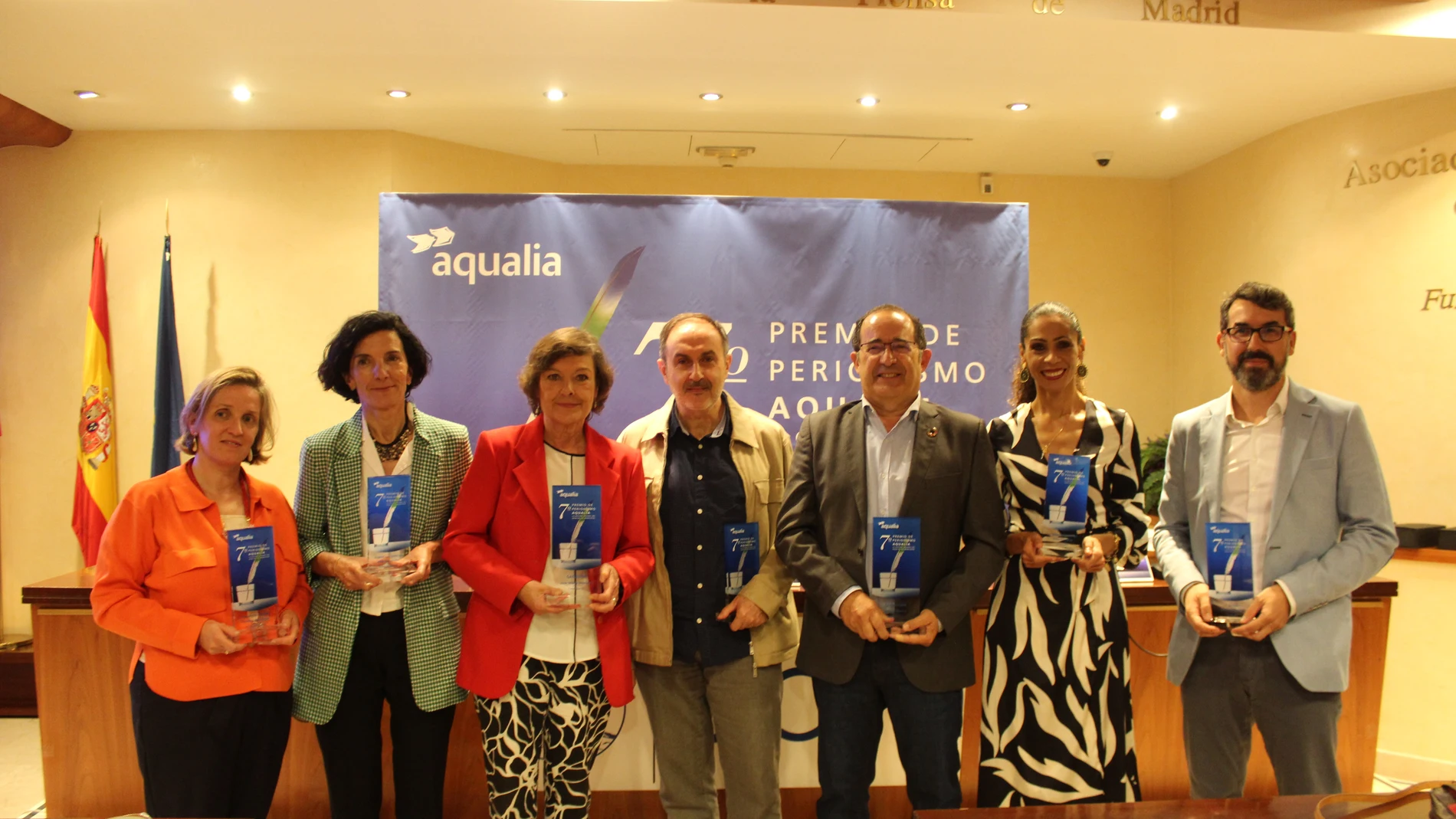 foto de familia de los periodistas galardonados en la 7ª edición del Premio de Periodismo Aqualia