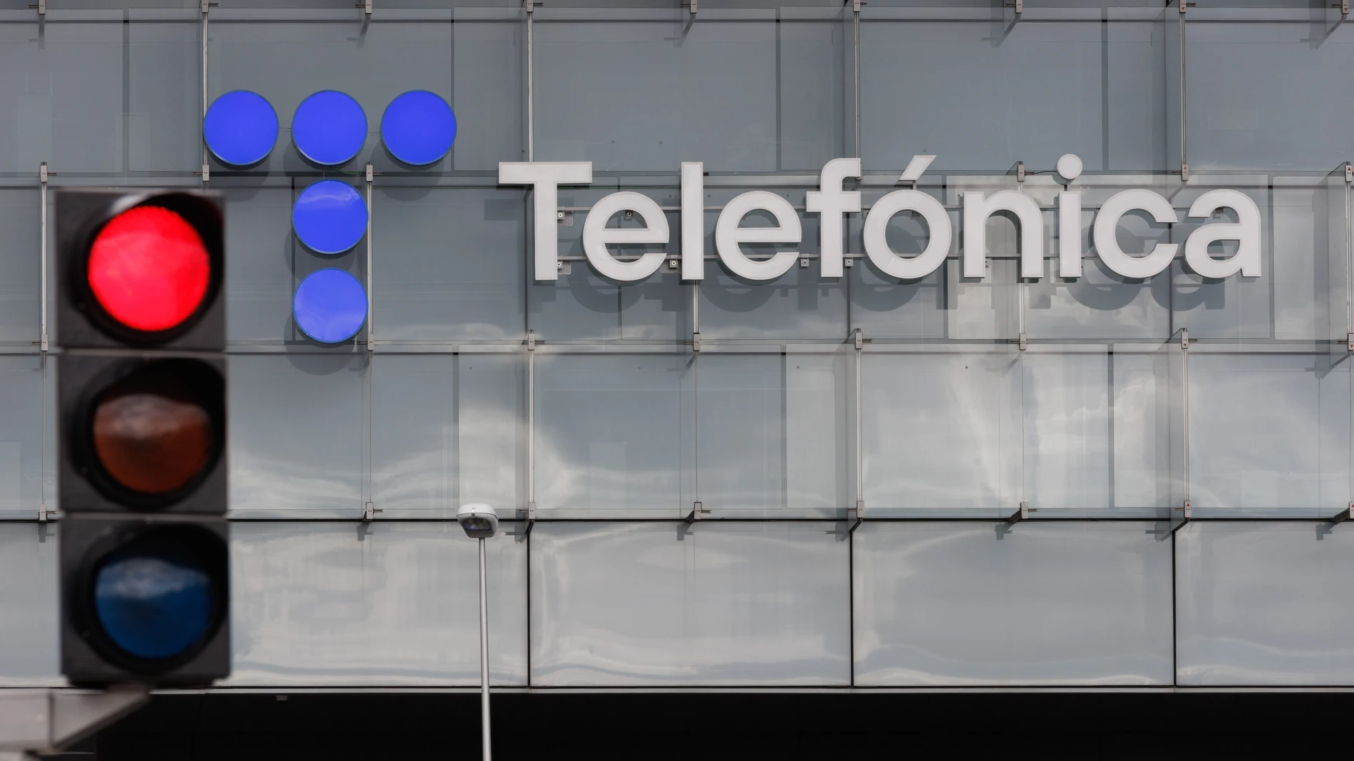 Economía.- Telefónica se adjudica por 38,7 millones el acuerdo para la red de telecomunicaciones vía satélite de Defensa
