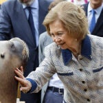 La Reina Sofía con un león marino en el Zoo de Madrid