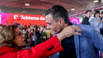 Amparo Rubiales saluda a Pedro Sánchez en un mitin