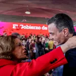 Amparo Rubiales saluda a Pedro Sánchez en un mitin