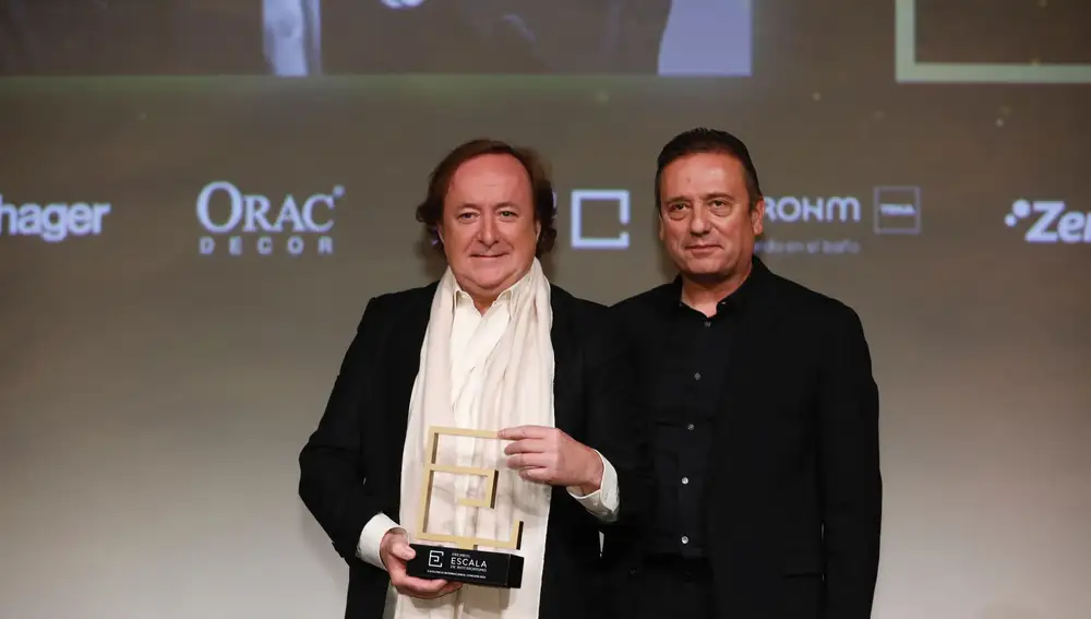 A la izquierda, Tomás Alía, Premio a la Excelencia Internacional