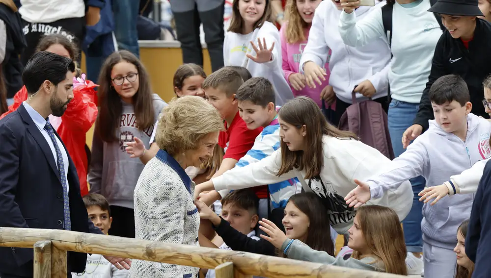 La Reina Sofía, muy cariñosa con unos niños en el Zoo de Madrid