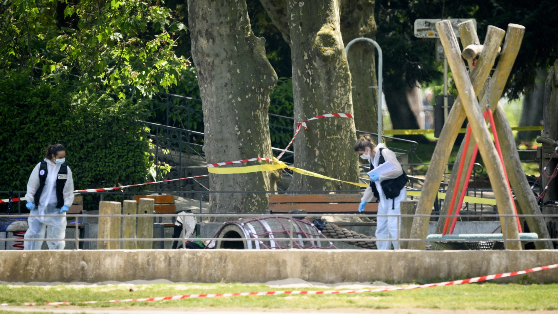 Annecy (France), 08/06/2023.- Police officers work inside a cordoned-off area following a knife attack in Annecy, France, 08 June 2023. The Prefecture of Haute-Savoie confirmed on 08 June that a man had carried out an attack in the Paquier d'Annecy park area, injuring at least six people who were taken to hospital, including four children. (Atentado, Francia) EFE/EPA/JEAN-CHRISTOPHE BOTT 