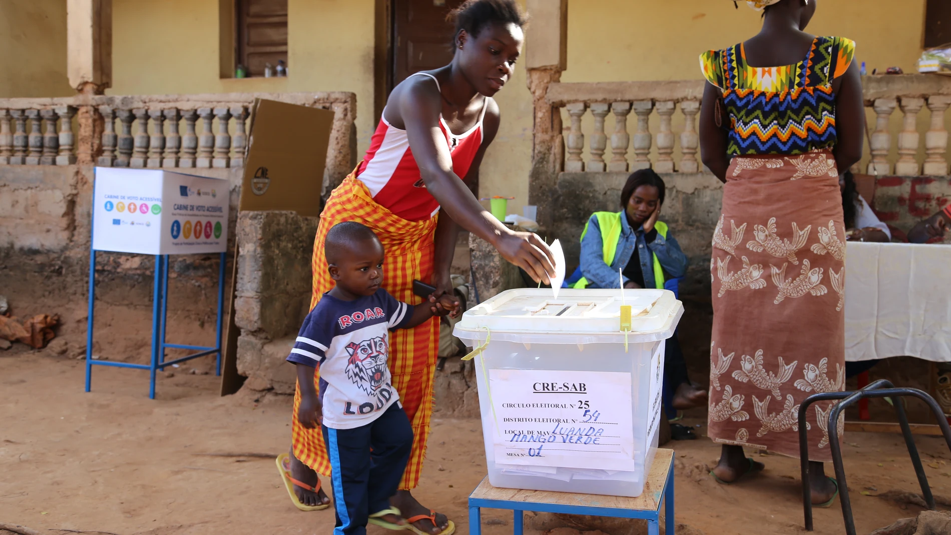Imagen de archivo de una mujer votando en las elecciones de Guinea Bissau. (Foto de ARCHIVO) 29/12/2019