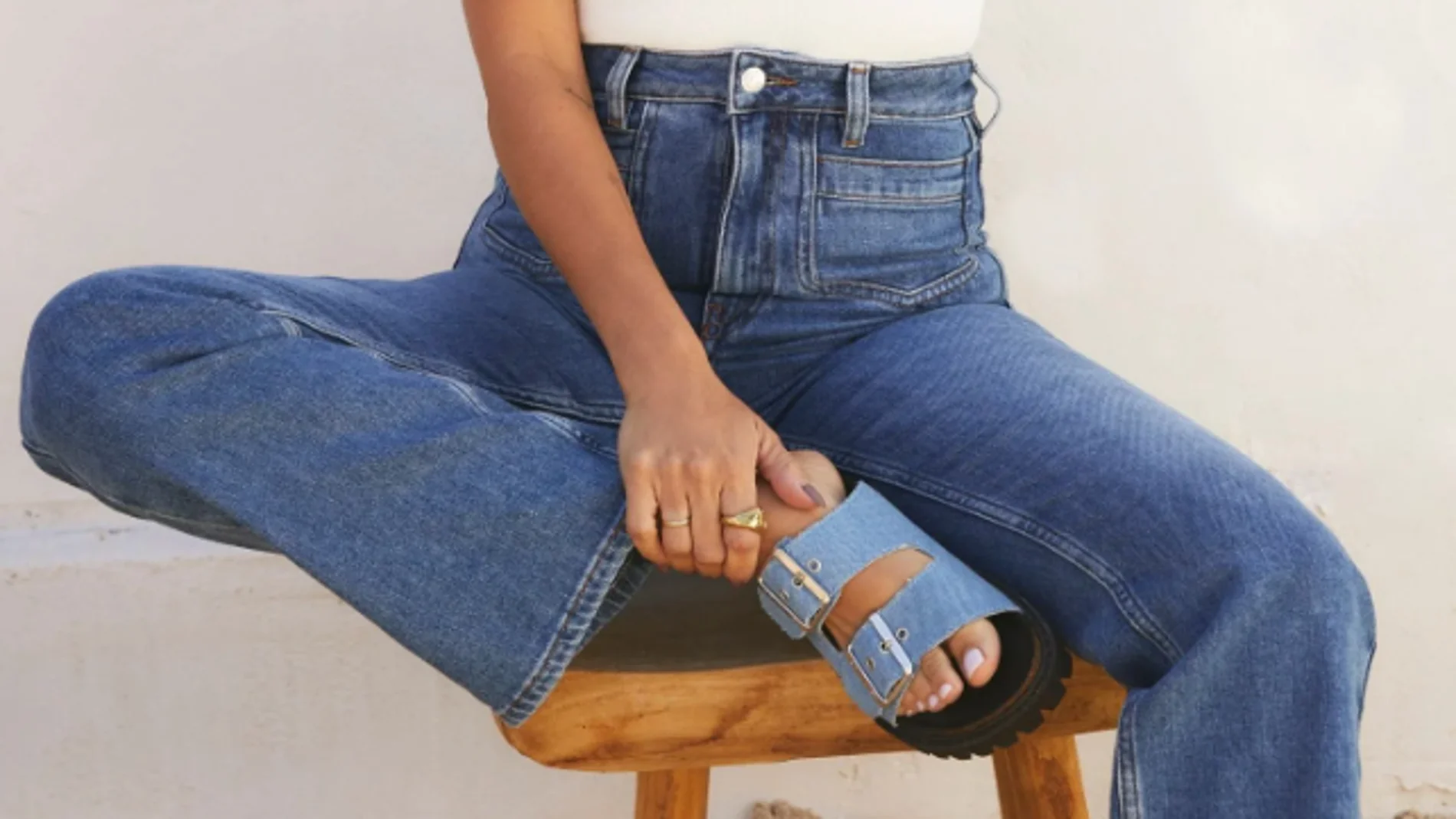 Estas son las sandalias denim más en tendencia que solucionarán tus looks este verano