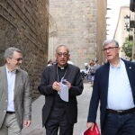 El cardenal Joan Josep Omella acudió a la presentación de la memoria de 2022 de Cáritas Barcelona acompañado por su director, Salvador Busquets 