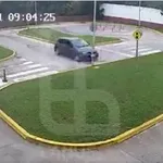 El vídeo del examen de conducir más loco: se sube al bordillo, choca contra una farola y vuelca el coche