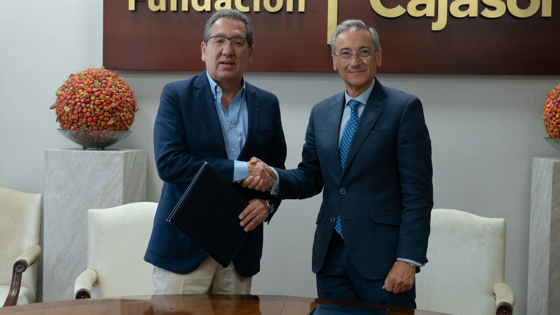 Antonio Pulido y Gabriel Rojas en la firma del convenio de colaboración