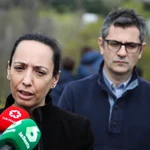 Mercedes González, atiende a la prensa en presencia del ministro de Presidencia, Félix Bolaños. David Fernández.