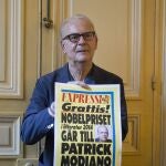 El autor francés Patrick Modiano posa con una portada de un periódico sueco