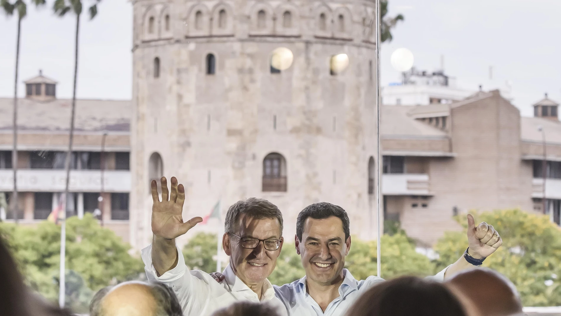 Alberto Núñez Feijóo y Juanma Moreno con la Torre del Oro al fondo