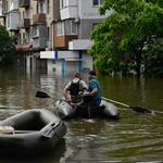 Voluntarios rescatan a vecinos de Jersón afectados por la rotura de la presa de Kajovka
