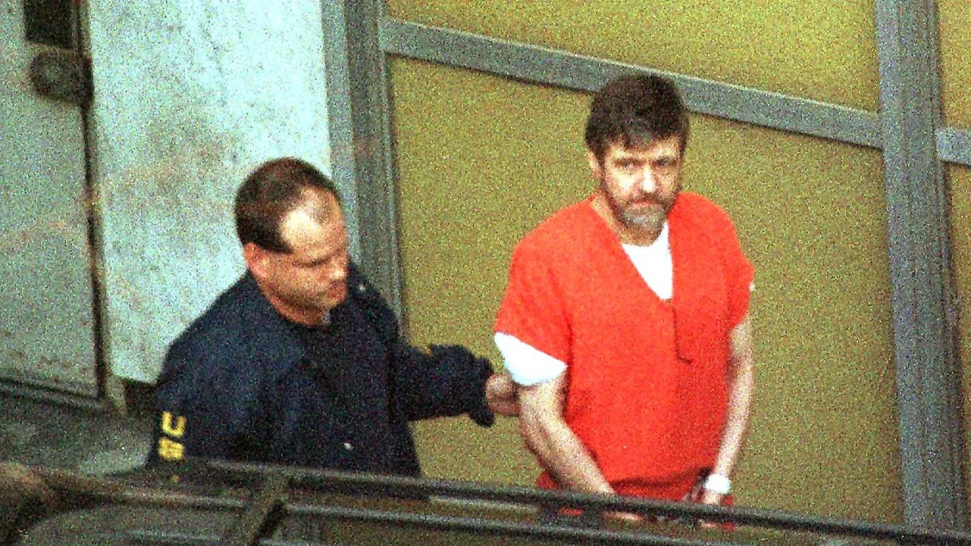 Ted Kaczynski "Unabomber", esposado