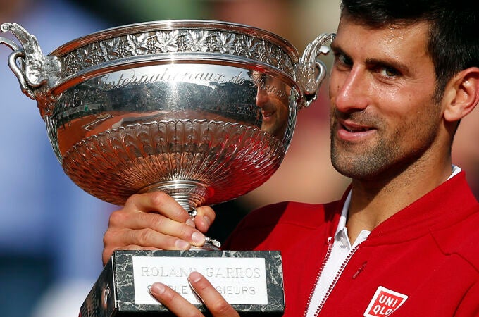Djokovic, con su último trofeo de campeón en Roland Garros