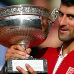 Djokovic, con su último trofeo de campeón en Roland Garros