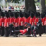 Tres militares británicos se desmayan por el calor ante el príncipe Guillermo durante un desfile 
