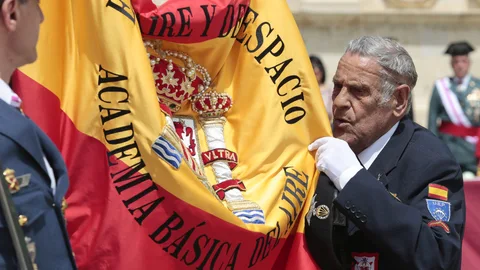 Jura de bandera civil durante el acto de entrega del título de Hijos Adoptivos de León a los miembros de la Academia del Aire