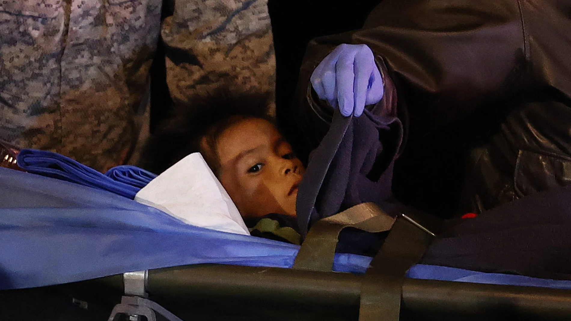 Los menores Lesly Mukutuy, de 13 años; Soleiny Mukutuy, de 9; Tien Noriel Ronoque Mukutuy, de 4 años, y el bebé de un año Cristin Neruman Ranoque, llegan al Aeropuerto Militar de CATAM para ser trasladados al Hospital Militar de Bogotá