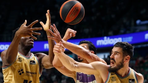 Nnaji, Dedovic y Kalinic intentan hacerse con el balón