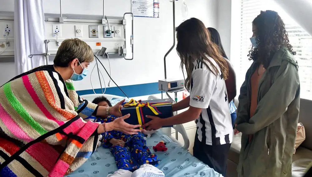 Fotografía cedida por la Presidencia de Colombia de la primera dama de Colombia, Verónica Alcocer (i), durante su visita hoy, a los niños rescatados en Bogotá (Colombia). 