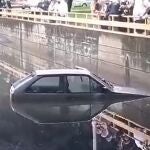  El paso bajo las vías de la calle Ortega y Gasset ha quedado completamente inundado y un coche ha resultado atrapado