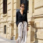 El pantalón palazzo que va a triunfar este verano entre las mujeres 50+ es este que Pilar de Arce combina con zapatos destalonados