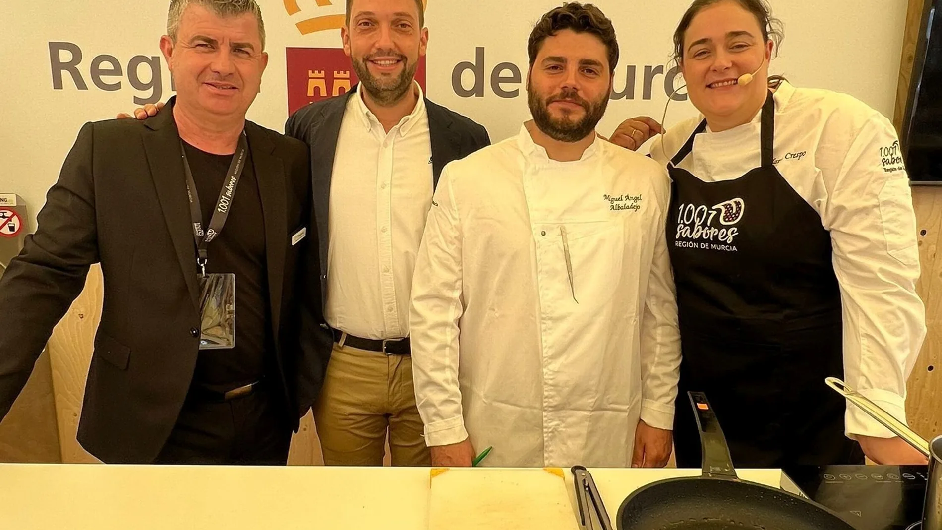 El director del Itrem, Juan Francisco Martínez (2i), y el sumiller y formador del CCT, Antonio Chacón, junto a los chefs de la Región, María Crespo y Miguel Ángel Albadalejo