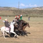 Jinetes de una tribu del Rif participan en las pruebas clasificatorias de la Mata Moussem