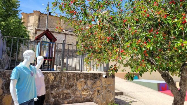 Maniquíes con una historia detrás para denunciar la falta de vivienda a buen precio y condiciones en pueblos segovianos