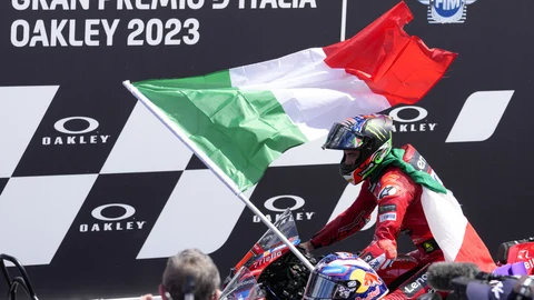 Pecco celebró por todo lo alto su triunfo en Mugello