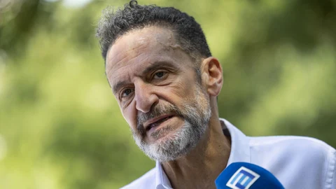 El exdiputado de Ciudadanos Edmundo Bal (c) atiende a los medios con motivo de su participación en un encuentro con afiliados que critican que la formación no concurra a las elecciones del 23J, este domingo en Madrid