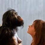 Reconstrucción de Lucy en el Museo Neandertal (Erkrath, Mettmann) con una niña. 