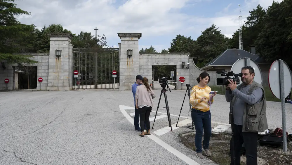 Vista del acceso a la basílica del Valle de Cuelgamuros (antiguo Valle de los Caídos), cerrada al público este lunes. Los trabajos forenses para exhumar a 128 víctimas enterradas en este lugar comienzan este lunes con la búsqueda de 18 cuerpos reclamados por sus familiares ubicados en la cripta de la capilla del Santo Sepulcro, en el nivel 0.