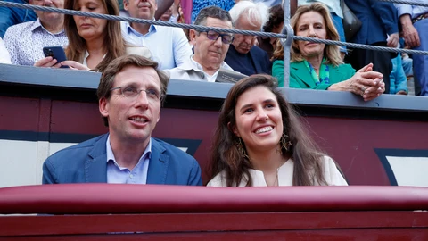 José Luis Martínez Almeida y Teresa Urquijo en Las Ventas.