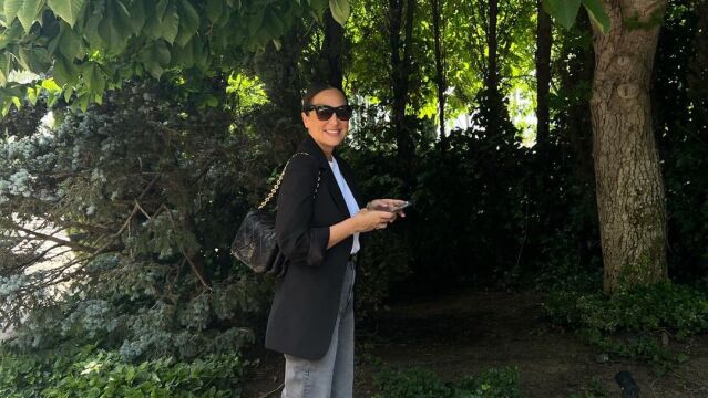 Tamara Falcó en Marbella con jeans y zapatillas. 