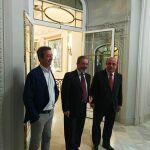 Carlos Flores, Ignacio Gil Lázaro y Vicente Barrera a su llegada a Les Corts