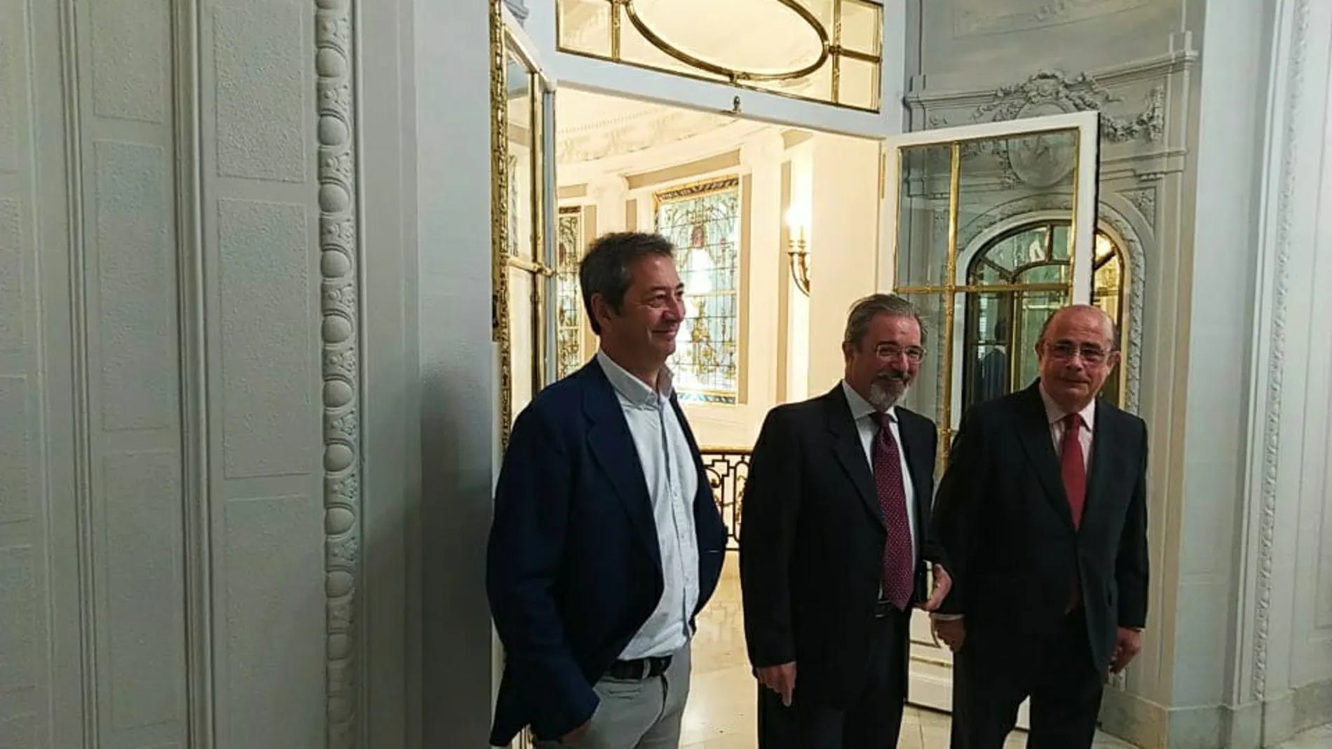 Carlos Flores, Ignacio Gil Lázaro y Vicente Barrera a su llegada a Les Corts