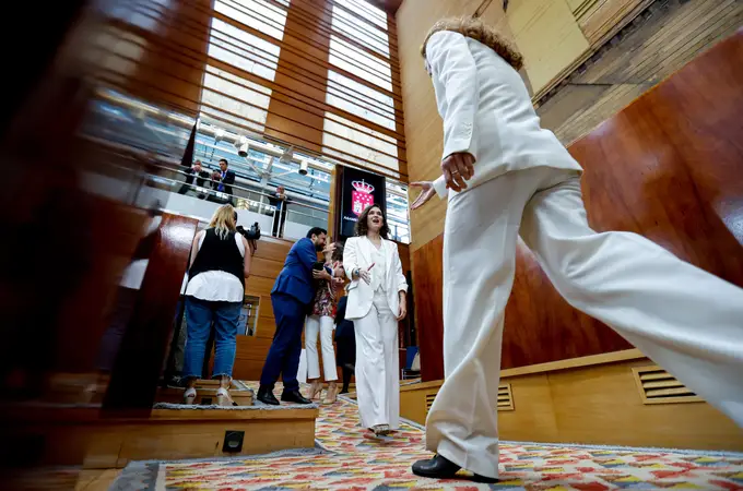Así estrenó la Asamblea de Madrid la mayoría absoluta de Ayuso: un traje de chaqueta blanco y selfies como en el cole