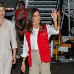 La Reina Letizia aterriza en Colombia con este look.