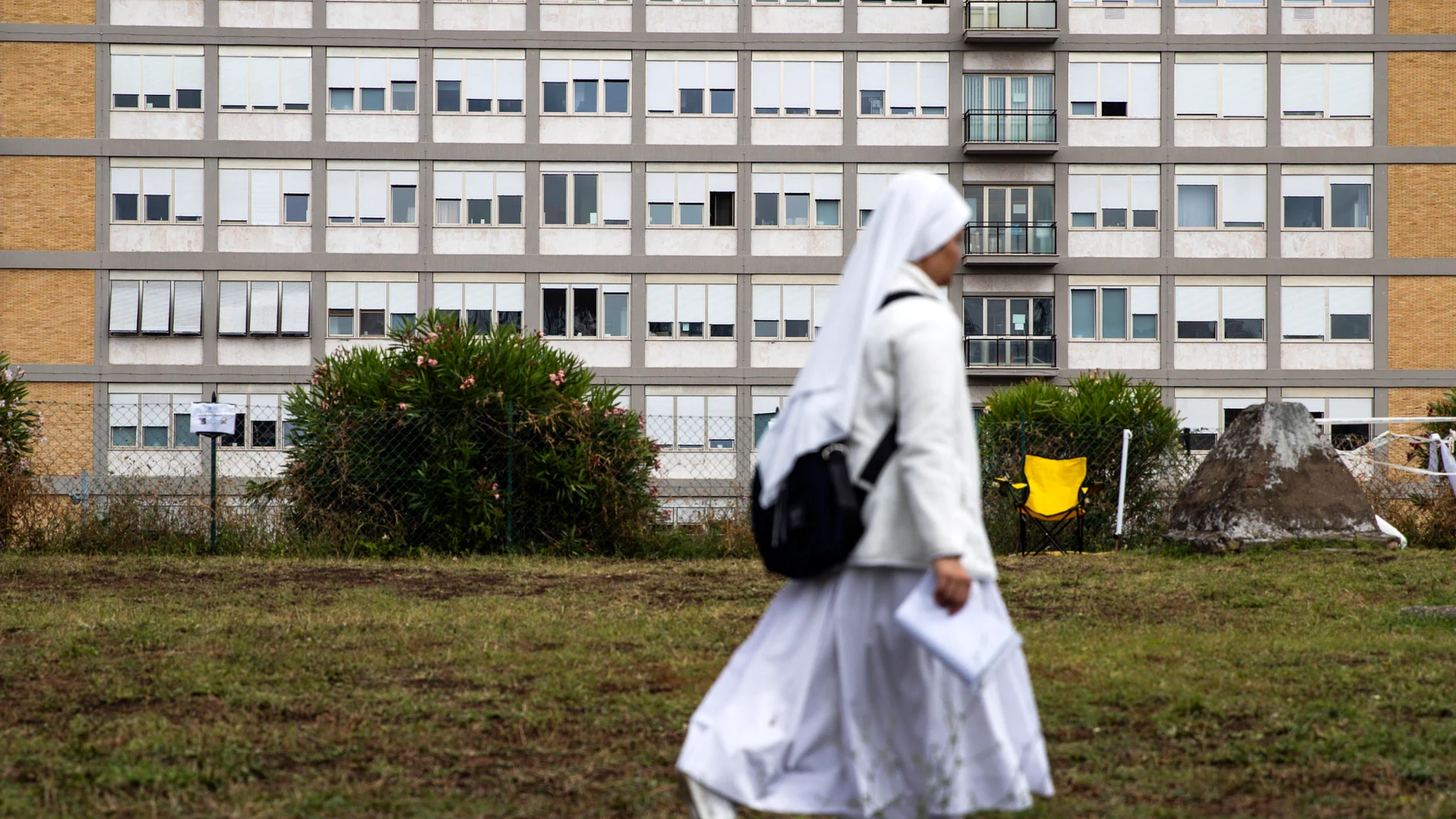 Una monja pasa frente al Hospital Universitario Agostino Gemelli donde el Papa Francisco está hospitalizado 