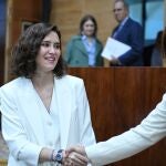 Mónica García saluda a Isabel Díaz Ayuso a su llegada a la Asamblea de Madrid
